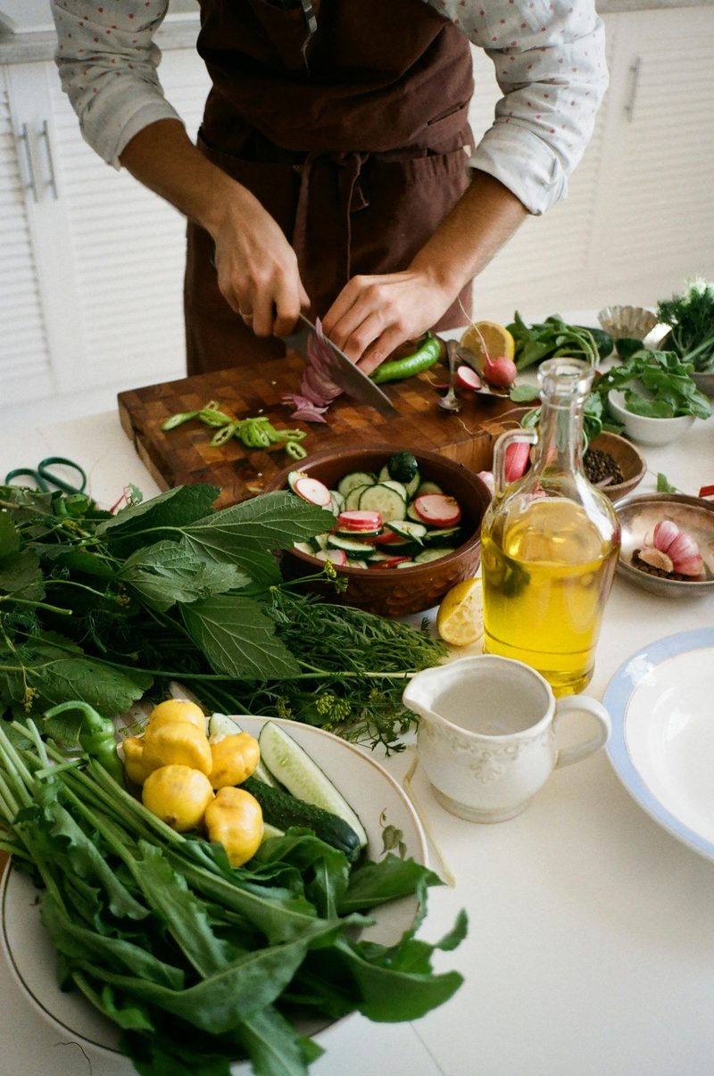 Chef privato prepara una cena gourmet