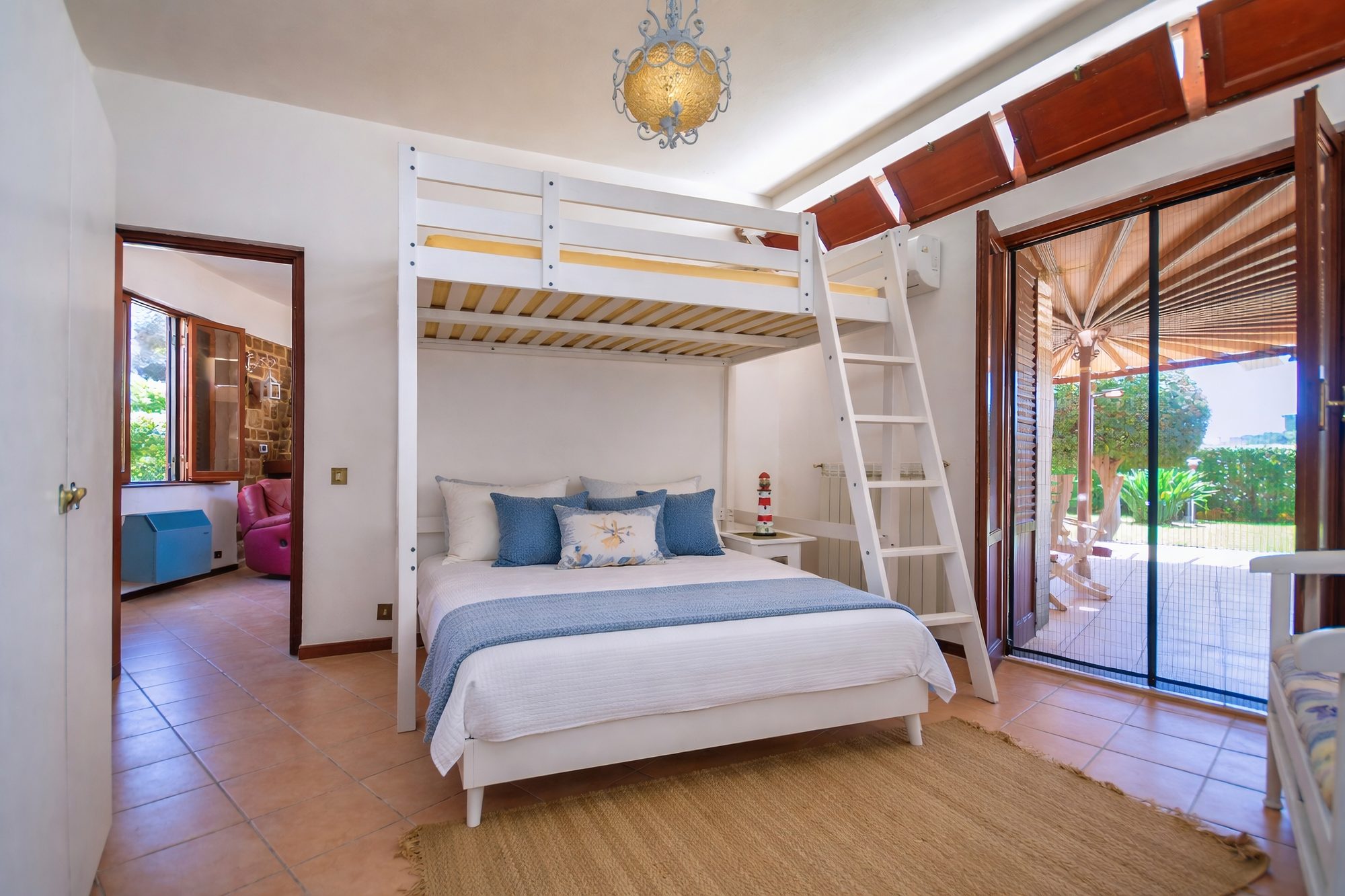 Dormitorio con cama en altillo, Tilde Sunset Bay Villa