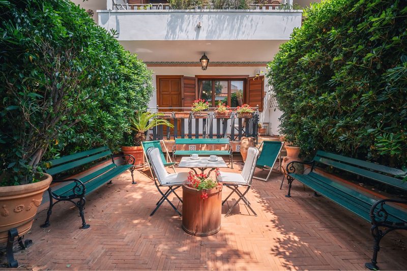 Villa Harmony relax a Mondello, facciata bianca con giardino